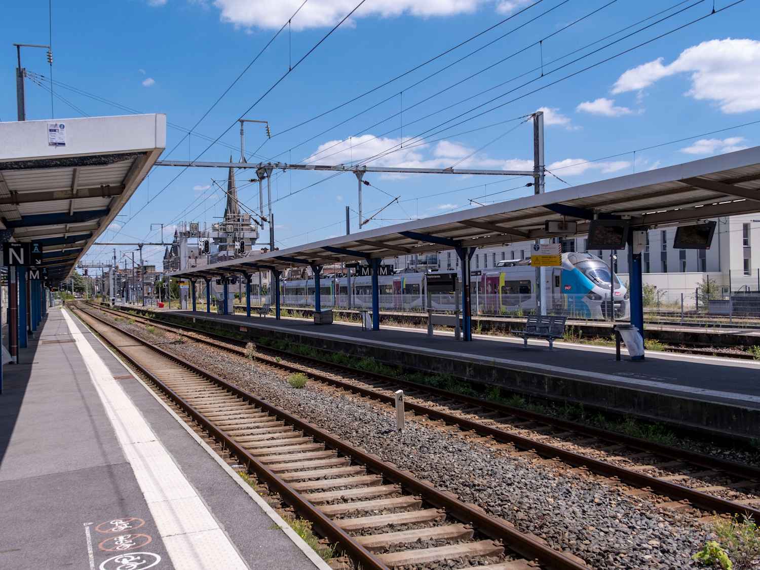 Leeres Bahngleis in Frankreich während eines Generalstreiks