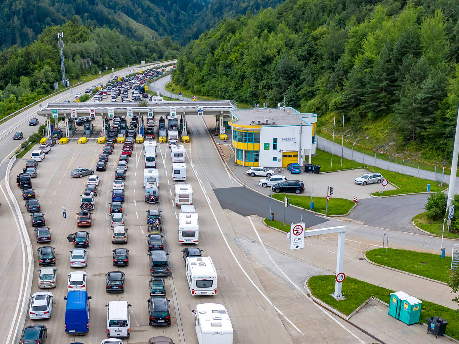 Rückreiseverkehr und Ausreiseverkehr am Autobahngrenzübergang Karawankentunnel.