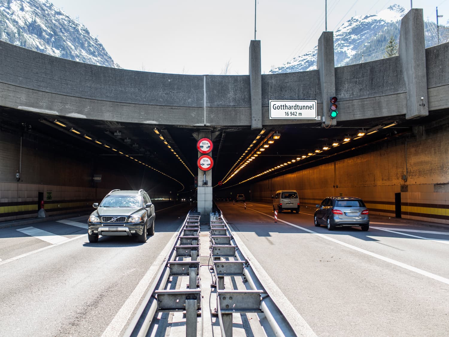 Autos fahren durch den Gotthardtunnel in der Schweiz