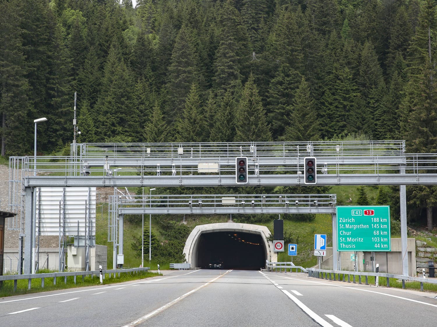 Einfahrt in den San Bernardino Tunnel in der Schweiz