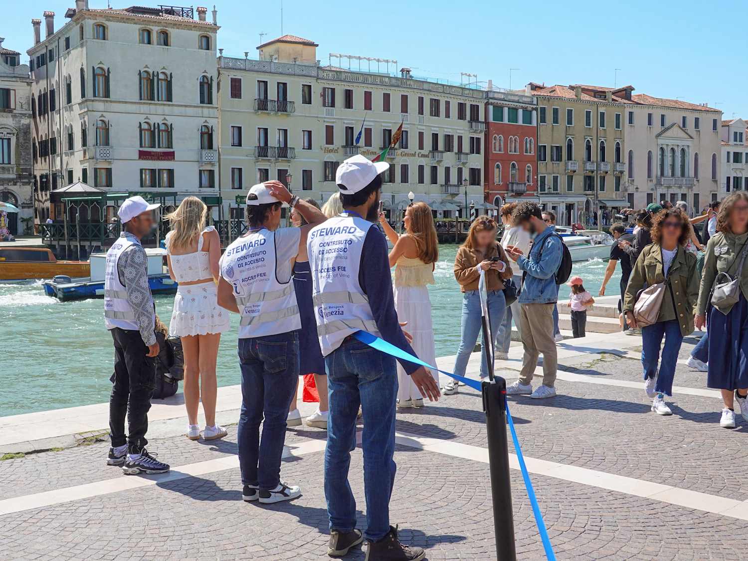 In Venedig überprüfen drei Männer ob Touristen die Gebühr für Touristen bezahlt haben