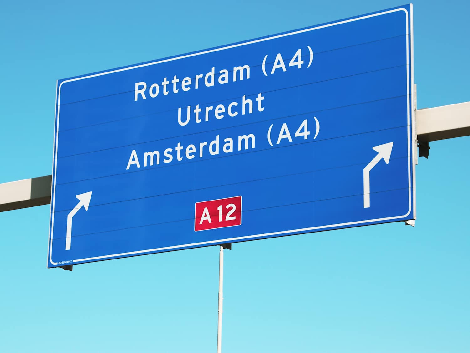 Ein Autobahnschild der A 12 in den Niederlanden bei Utrecht