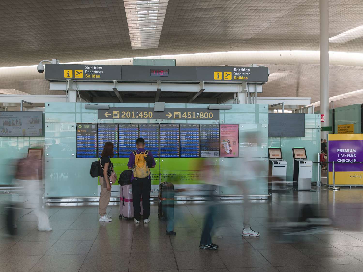 Passagiere warten am Flughafen von Barcelona