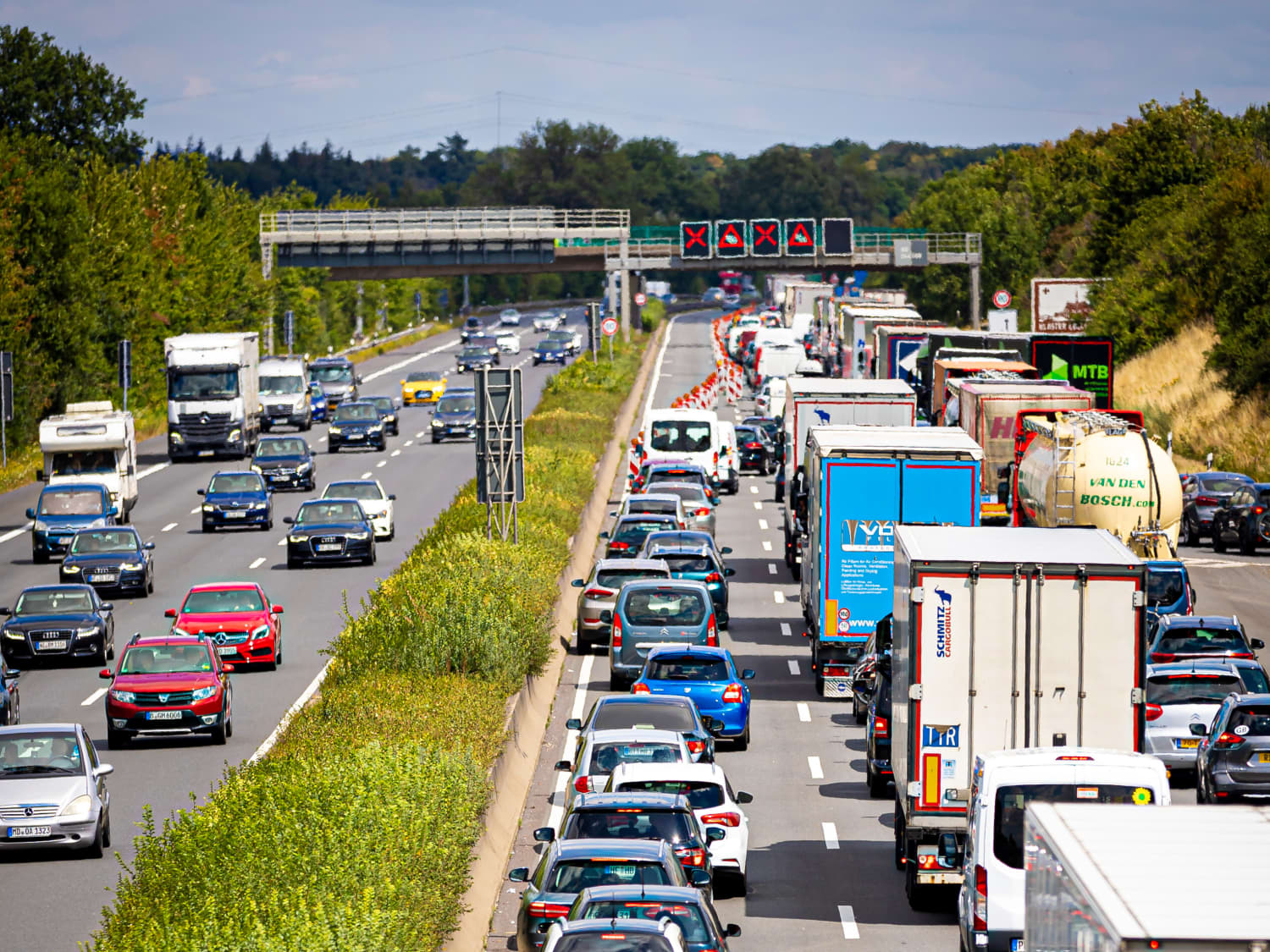Stau auf der A2 zu Beginn der Sommerferien