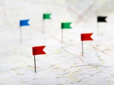 Landkarte mit Fähnchen-Pins, die eine Route markieren