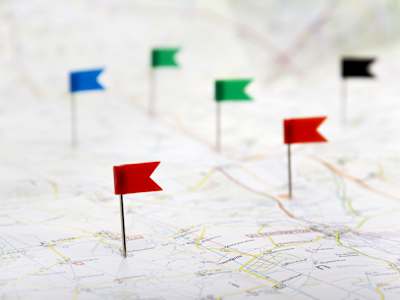 Landkarte mit Fähnchen-Pins, die eine Route markieren
