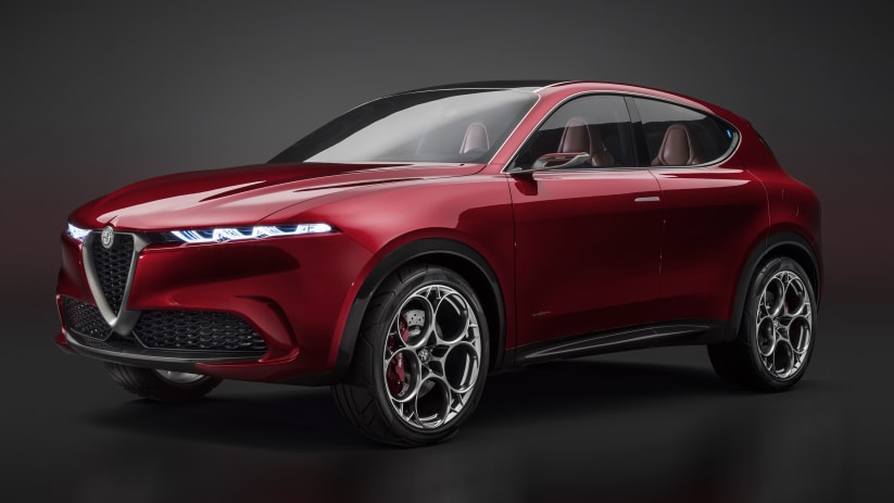 Front und Seitenansicht eines stehenden Alfa Romeo Tonale