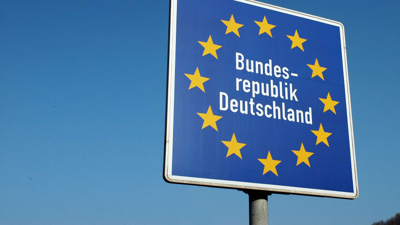 Eine Nahaufnahme eines Grenzschildes der Bundesrepublik Deutschland
