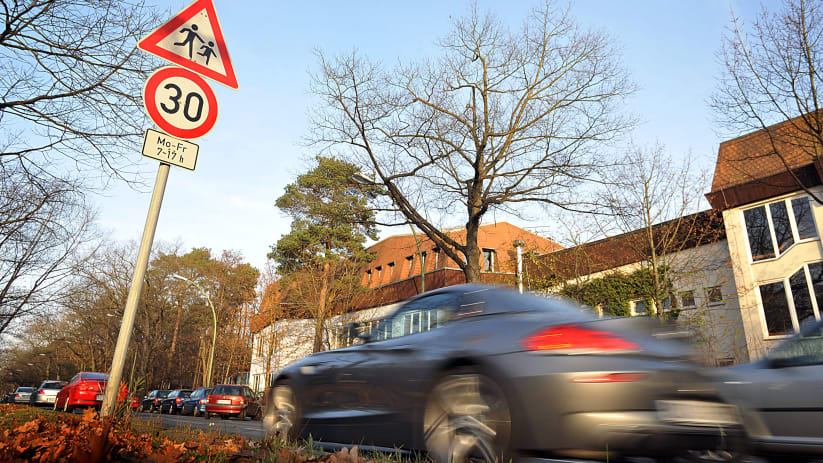 Pkw fährt mit überhöhter Geschwindigkeit durch eine Tempo 30-Zone