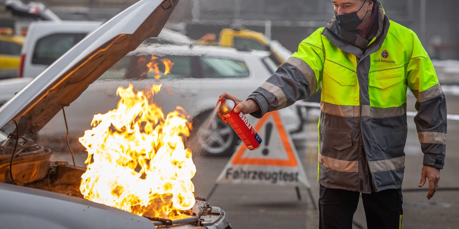 Kompakter Roter Feuerlöscher Für Auto Oder Zuhause Auf Grauem Hintergrund.  Für Brandnotfälle Lizenzfreie Fotos, Bilder und Stock Fotografie. Image  104396674.