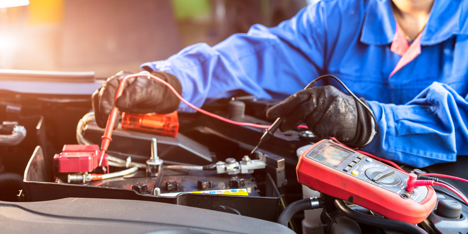 Autobatterie testen: So prüft man die Spannung der Autobatterie