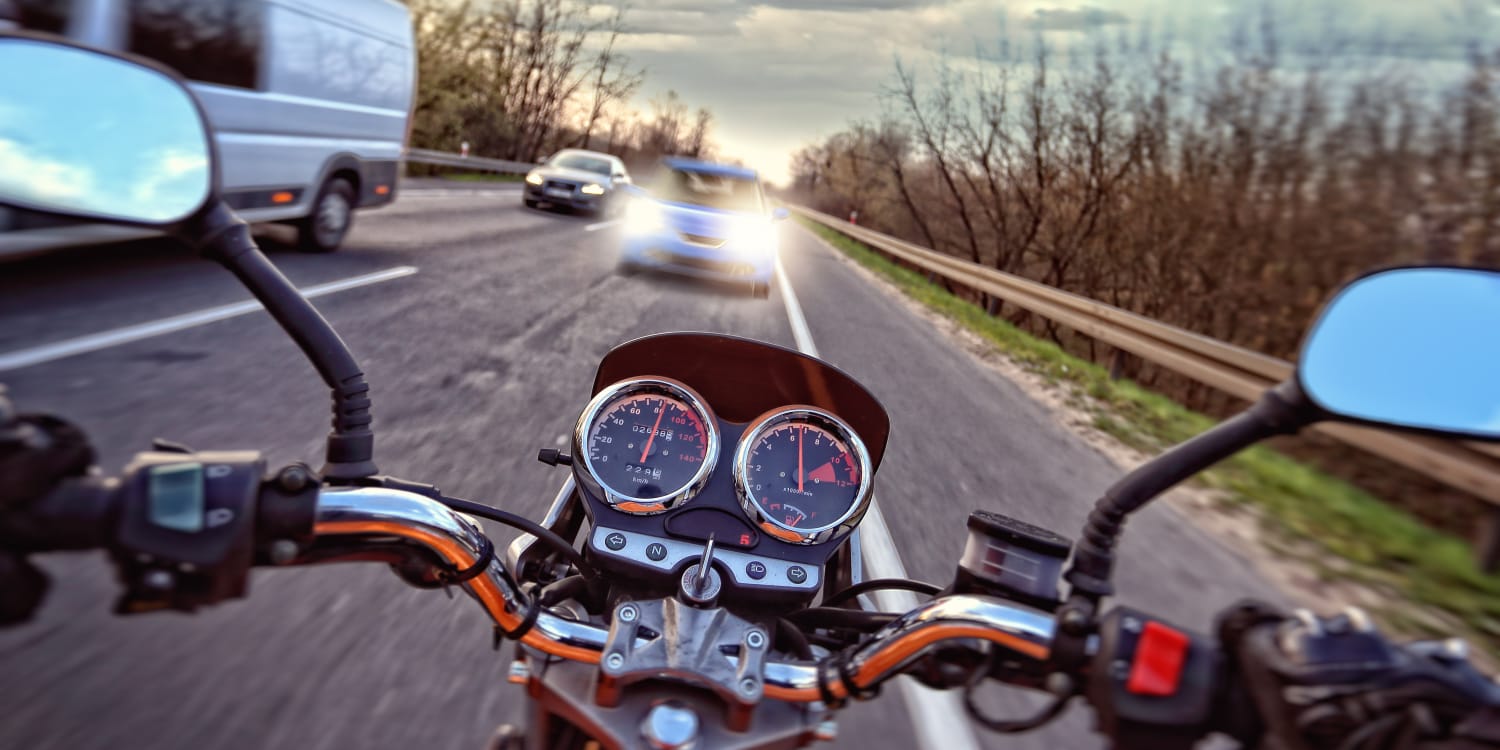 Auto gegen Motorrad: Gefährliche Begegnung