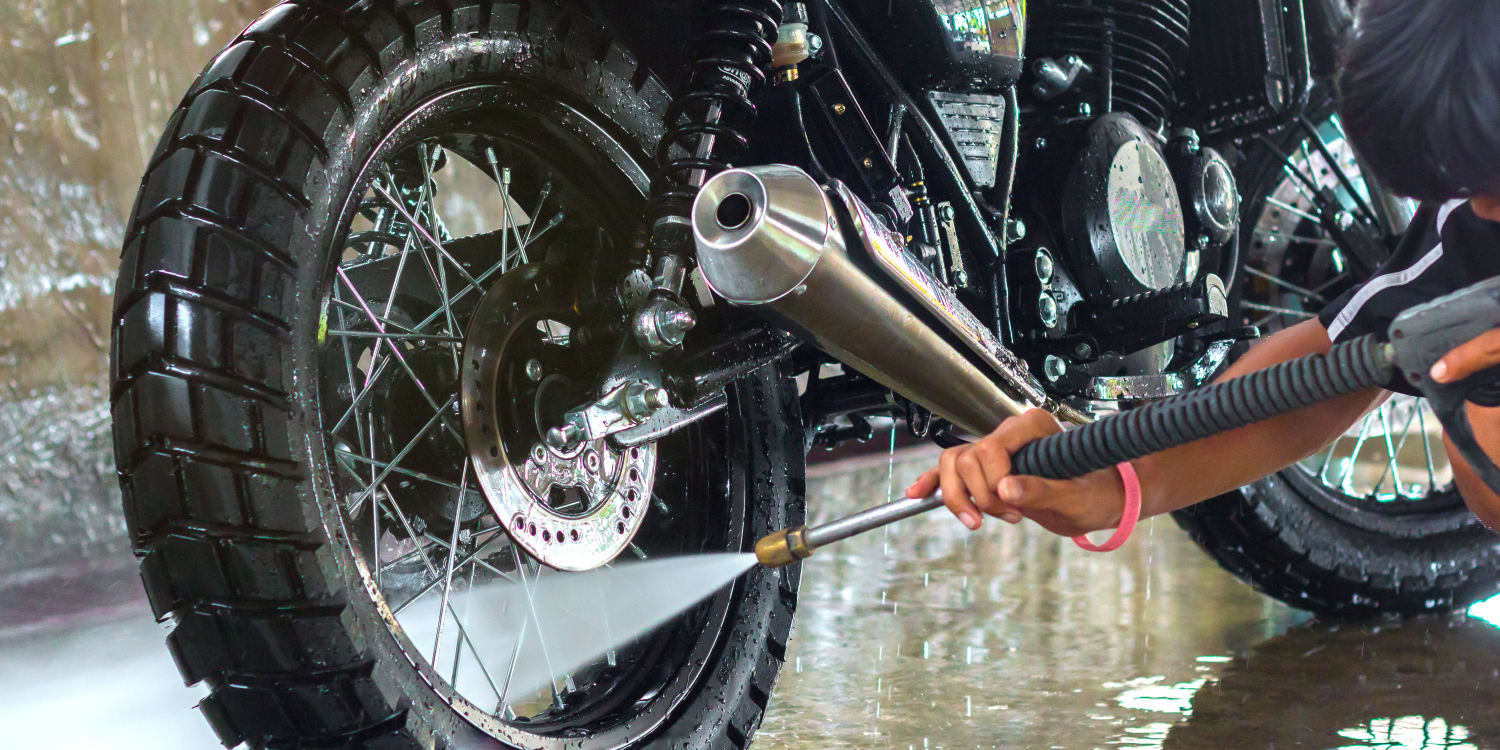 Motorrad Beim Abwasch Nach Dem Fahren. Waschmaschine Mit Wasser