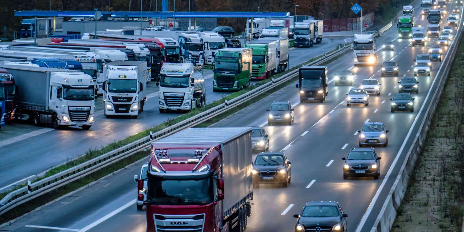 ADAC: Fast jede zweite Rastanlage mit gefährlich parkenden Lkw