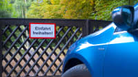 blaues Auto seht im Halteverbot