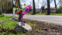 Ein Kreuz an der Landstrasse erinnert an einen tödlichen Unfall