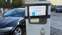 An einem Parkplatz ist der Parkscheinautomat defekt
