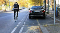 Falschparker blockieren Radfahrweg in Berlin