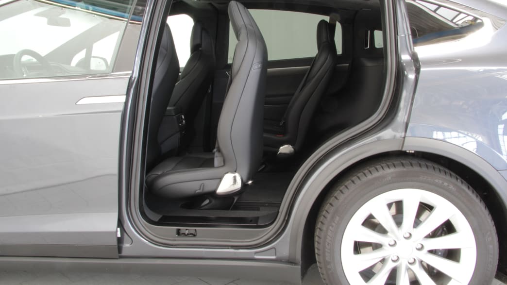 Tesla Model X Elektro Suv Mit Flugelturen Adac As the suv cousin of the model s sedan, the 2021 tesla model x might be the greenest—and one of the fastest—ways to tote up to seven people or lots of cargo. tesla model x elektro suv mit