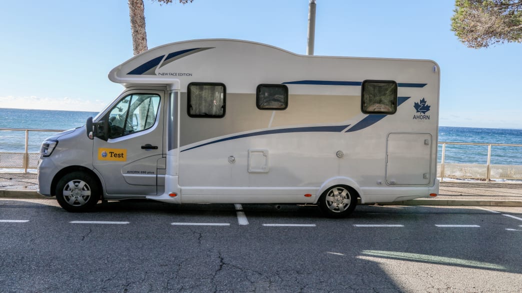 funf teilintegrierte wohnmobile im test adac