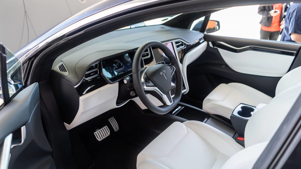 Tesla Model X Elektro Suv Mit Flugelturen Adac Support a great cause and enter. tesla model x elektro suv mit