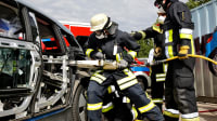 Feuerwehr befreit einen Insassen eines Autos nach einem Unfall