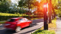 Rotes Auto wird geblitzt