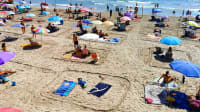 Con importantes lagunas de corona en la arena de la playa de Genia, España