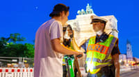 Ein E-Scooter Fahrer wird von der Polizei auf Alkohol kontrolliert