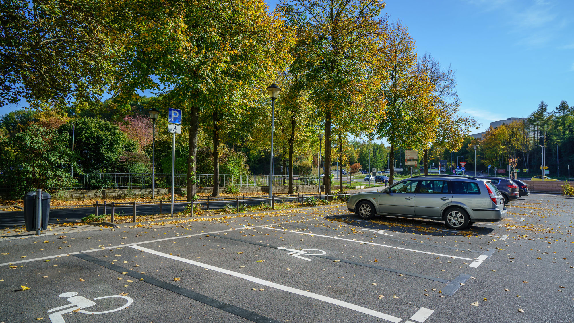 Behindertenparkplatz: Parkerleichterungen für Menschen mit Behinderung | ADAC