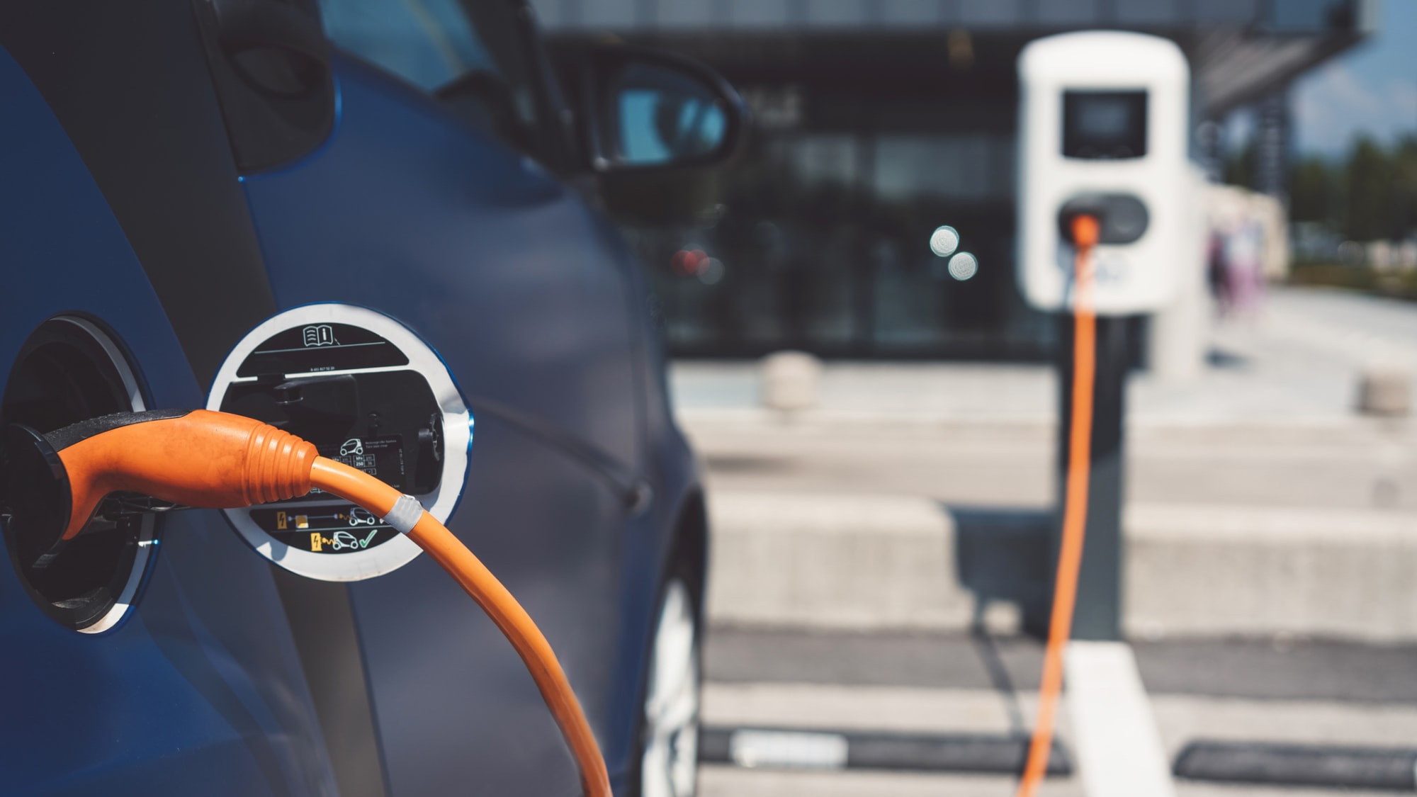 Elektroautos im Dauertest: Wie lang hält die Batterie? | ADAC