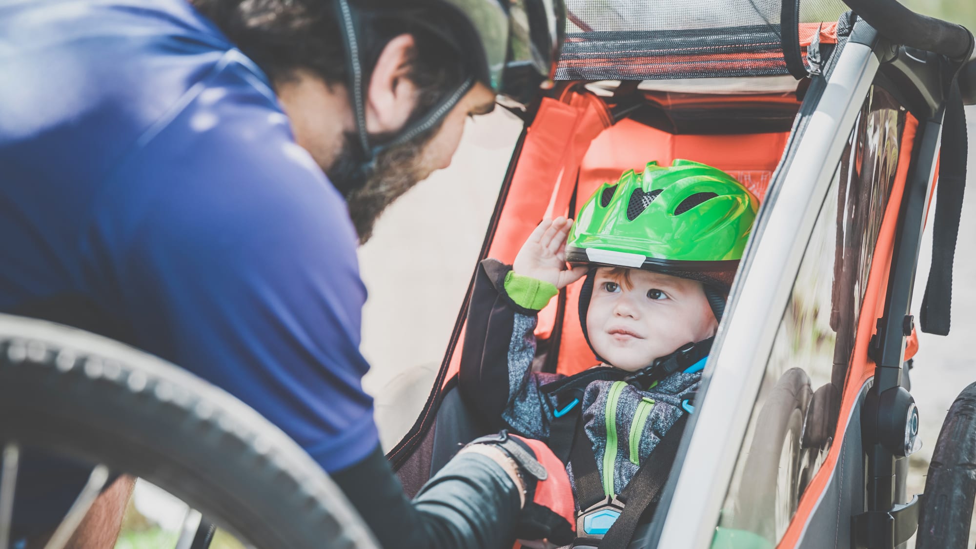 Fahrradanhanger Oder Fahrradsitz Was Ist Sicherer Fur Kinder Adac