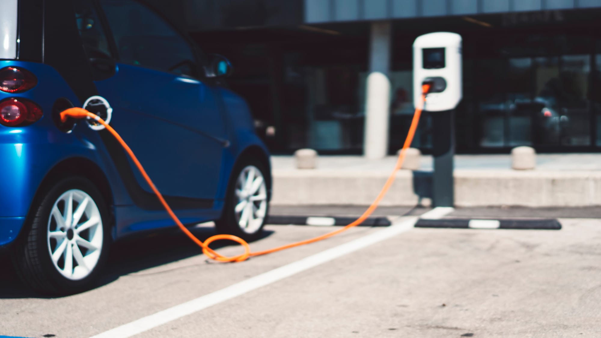 Richtig parken an ElektroLadesäulen ADAC