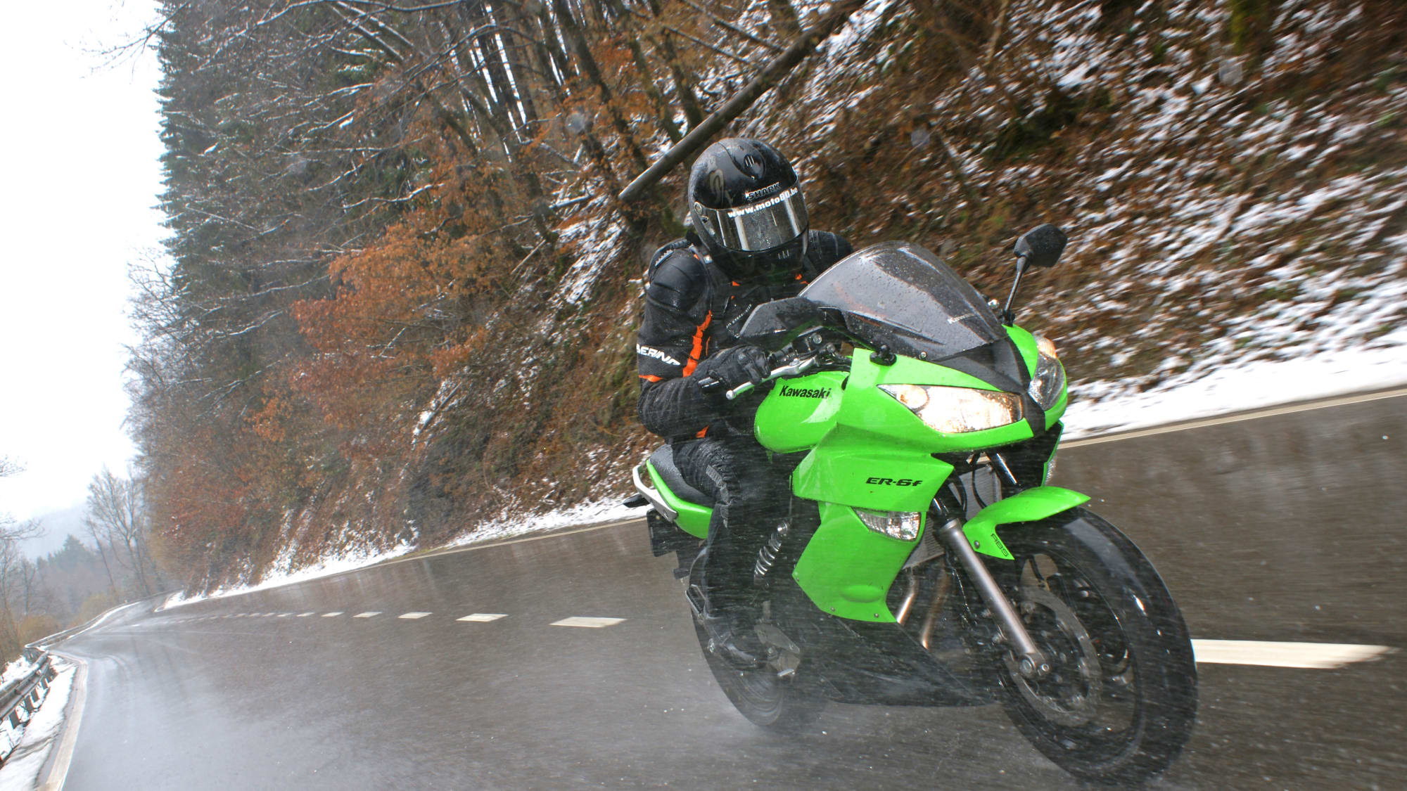 Motorrad fahren bei Wind, Regen oder Gewitter ADAC