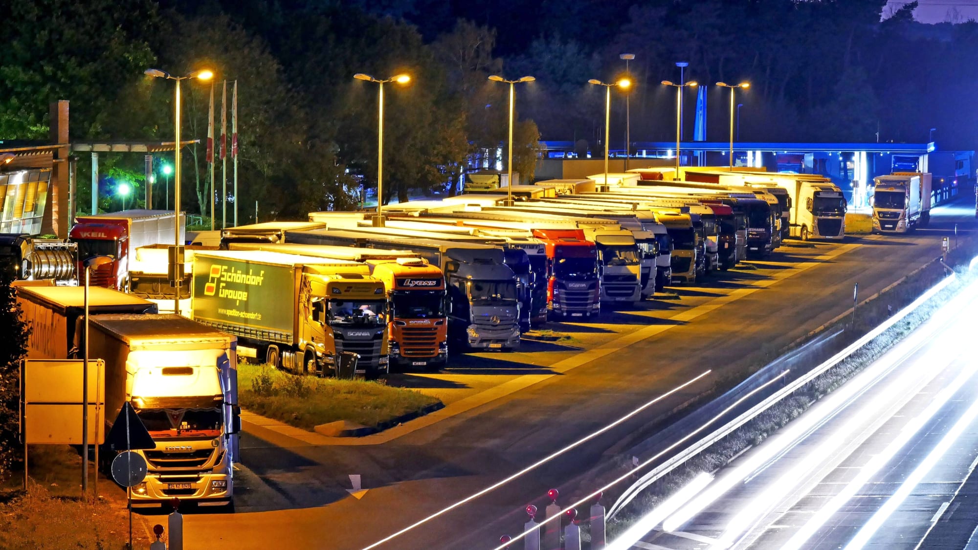 23.500 Lkw-Parkplätze fehlen in Deutschland | ADAC