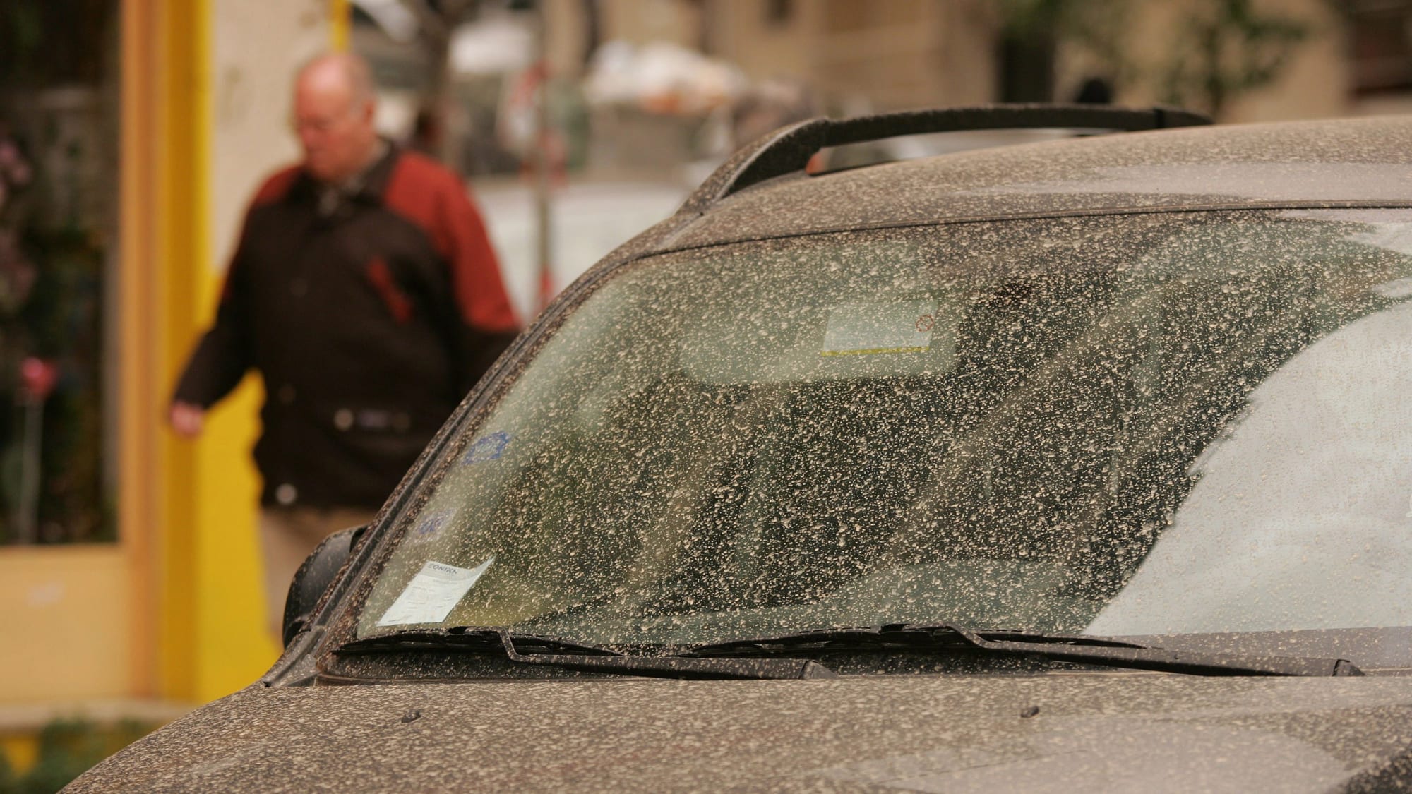 Blutregen: So befreien Sie das Auto von Saharastaub | ADAC