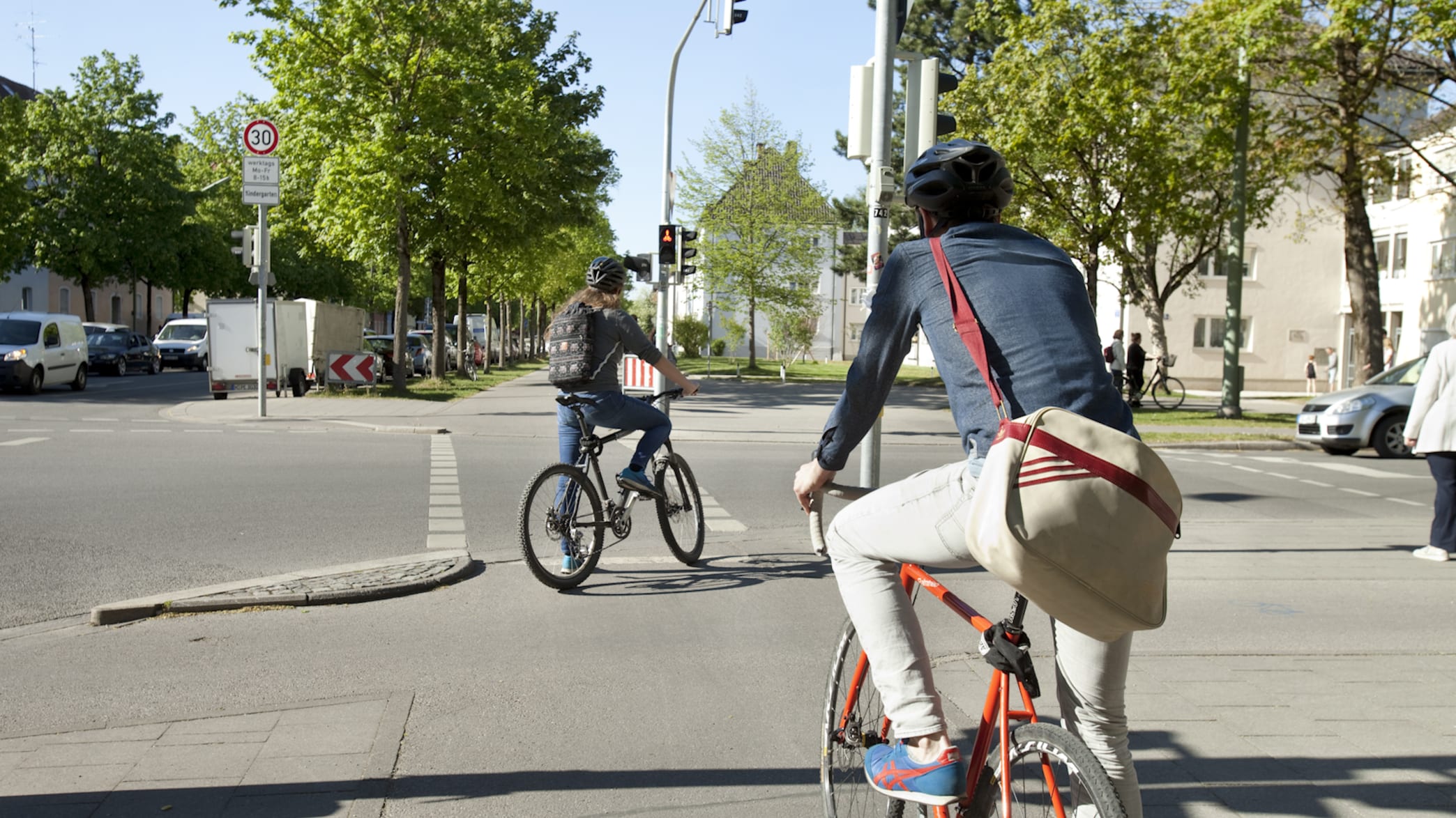 Wie Sie In Coronazeiten Mit Abstand Sicher Fahrradfahren Adac