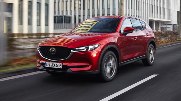 Front- und Seitenansicht eines fahrenden Mazda CX 5