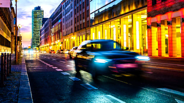 Auto fährt in der Dämmerung auf einer Straße