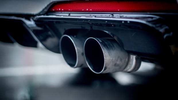 Nahaufnahme eines Auspuffrohrs eines SUVs