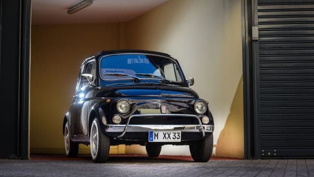 alter Fiat 500 in einer Garage