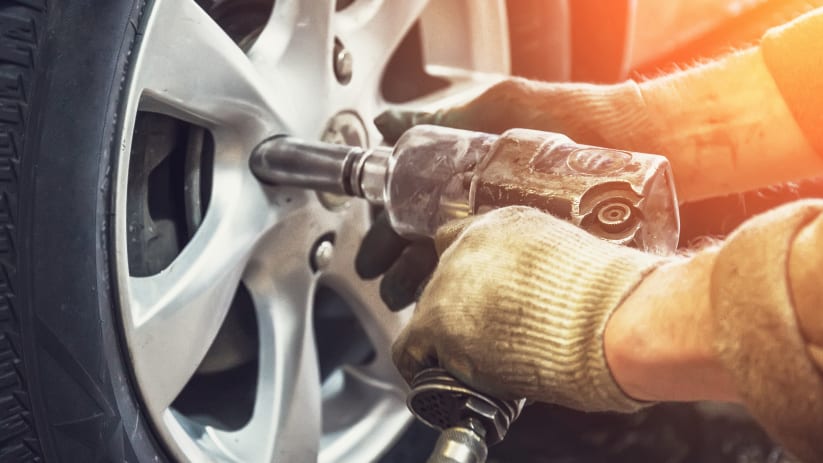 Mechaniker zieht die Radmuttern nach