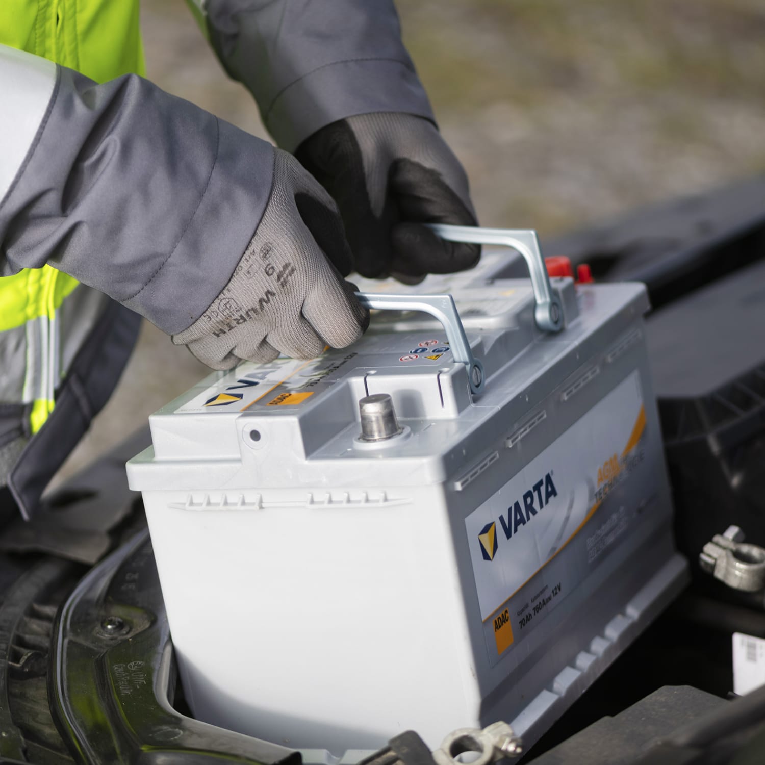 Autobatterie wechseln Das ist dabei zu beachten ADAC