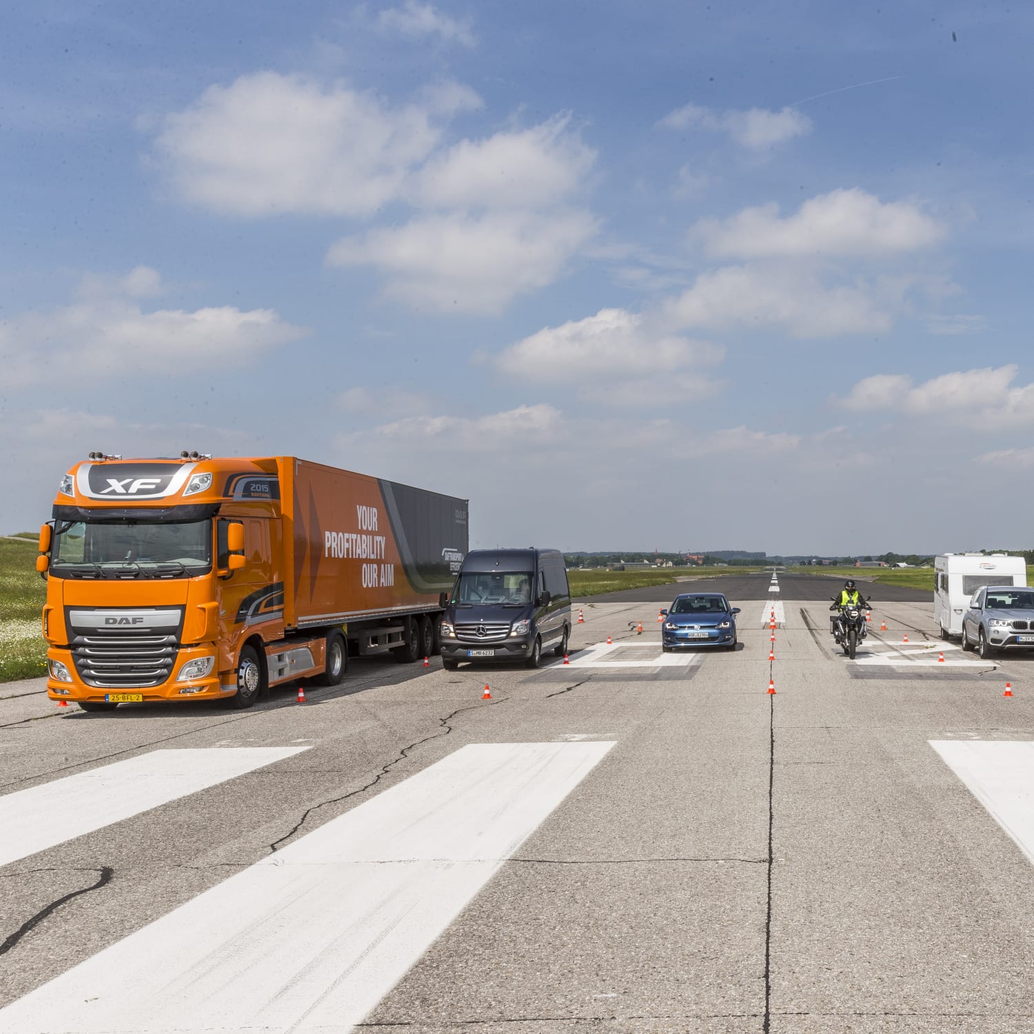 Bremsweg Vergleich Verschiedener Fahrzeuge Adac