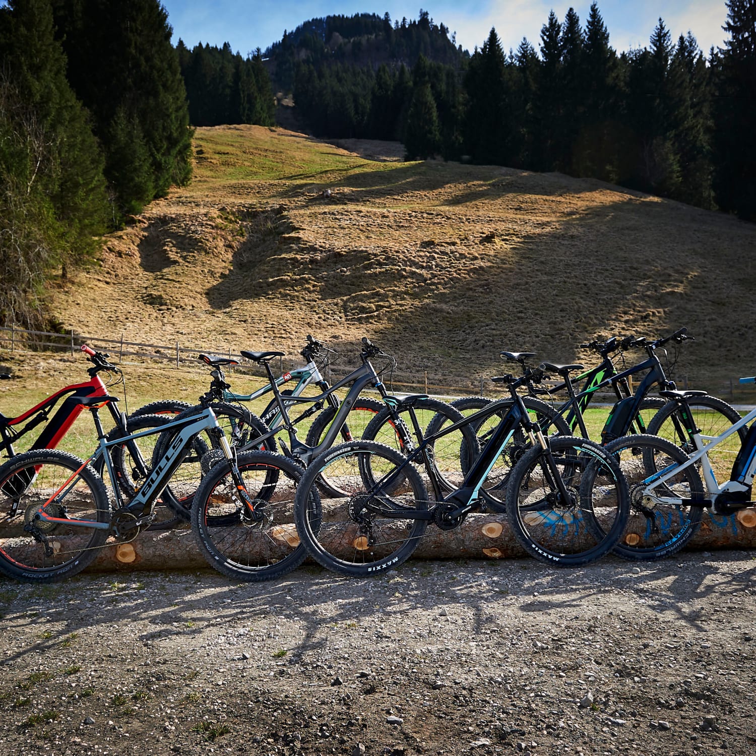 Acht E-Mountainbikes im E Mountainbike Test | ADAC
