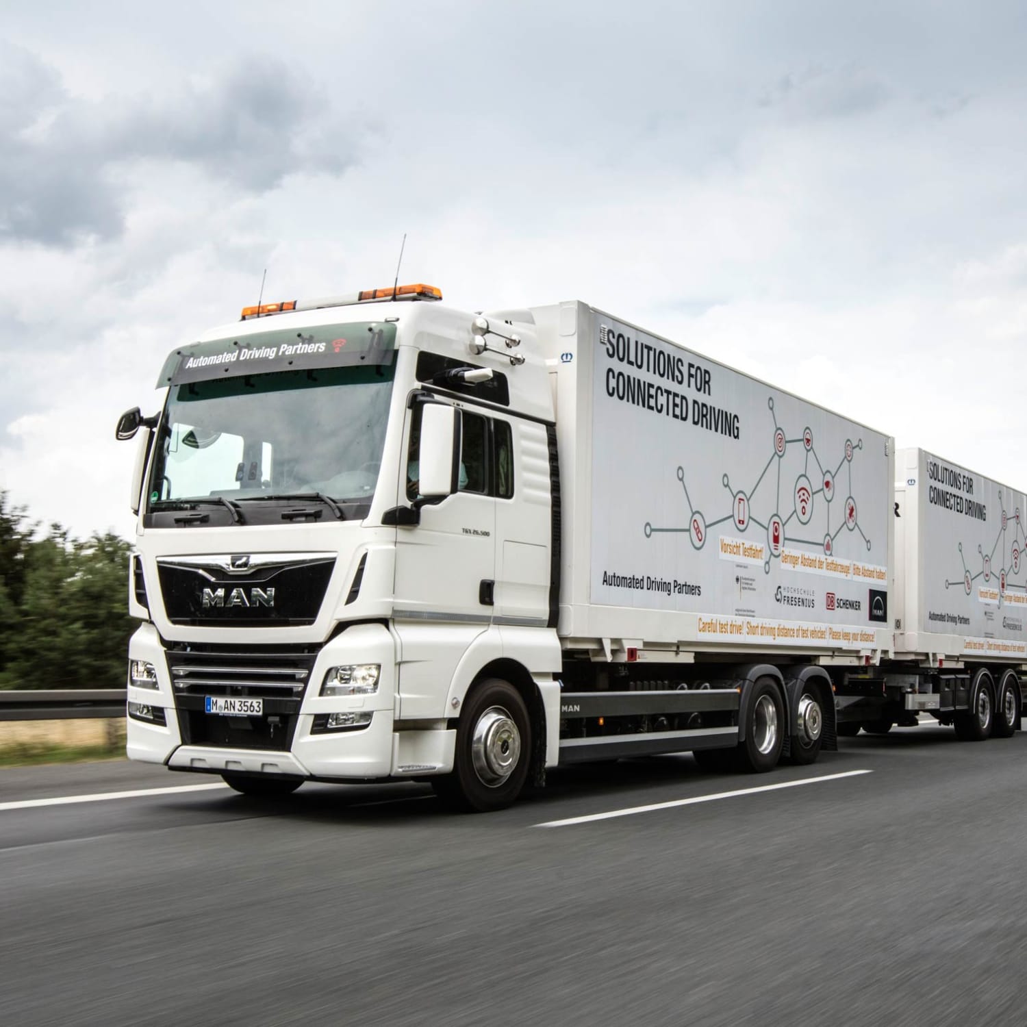 Platooning: Lkw fahren in Kolonne | ADAC