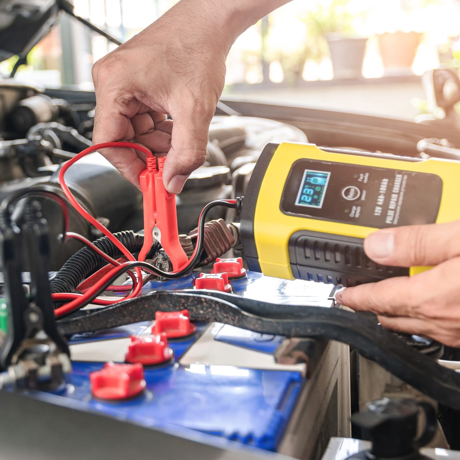 Autobatterie Laden So Machen Sie Die Batterie Wieder Fit Adac