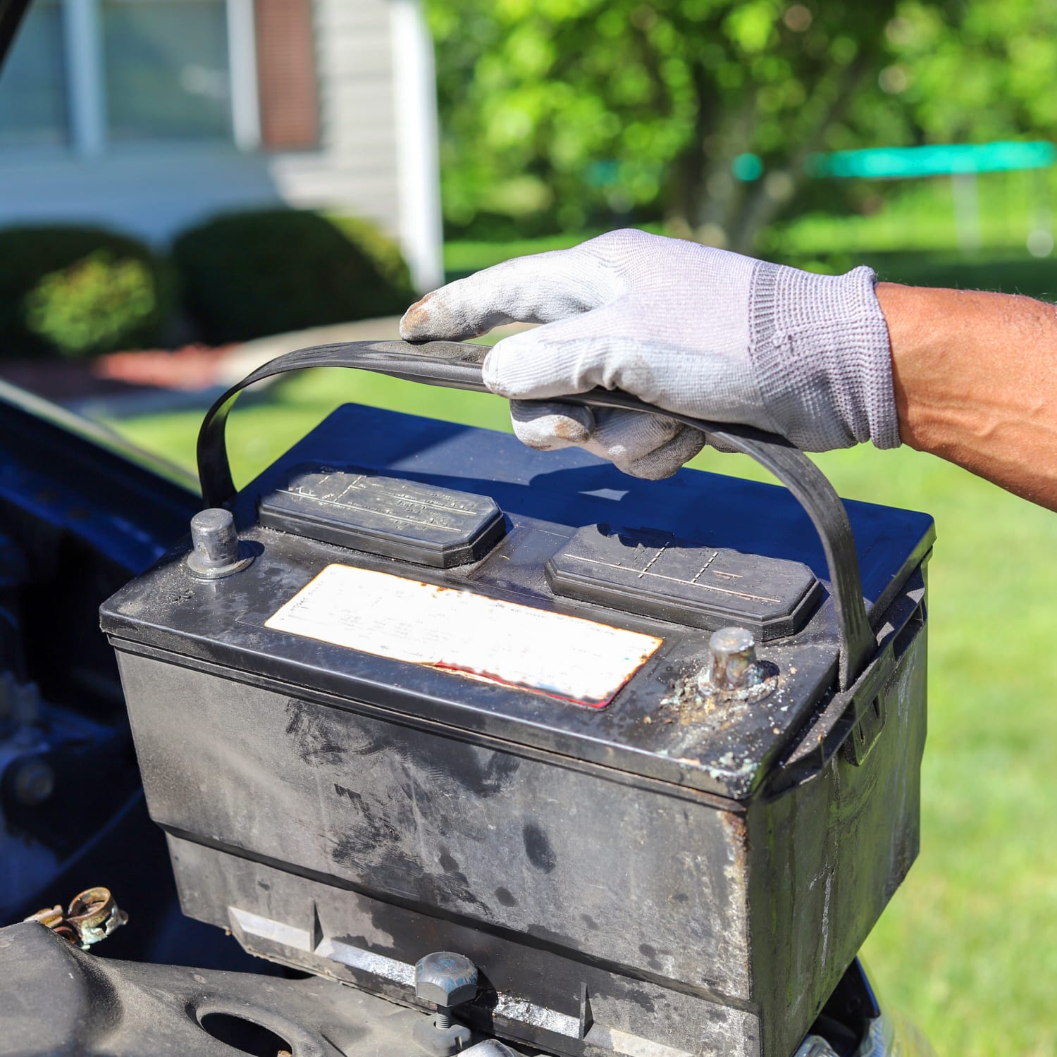 Autobatterie entsorgen: Wohin mit der alten Batterie? | ADAC