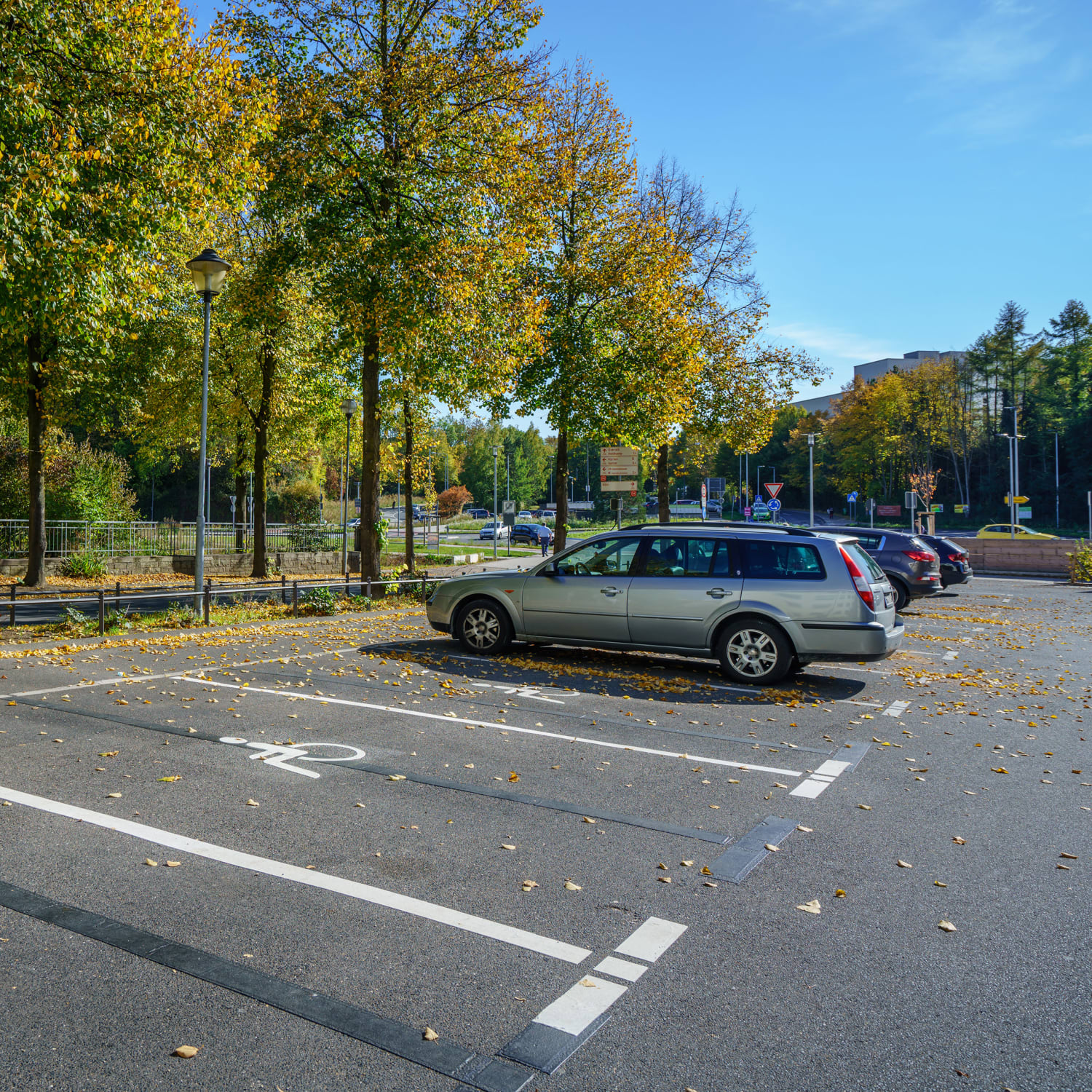 Behindertenparkplatz Parkerleichterungen Für Menschen Mit Behinderung