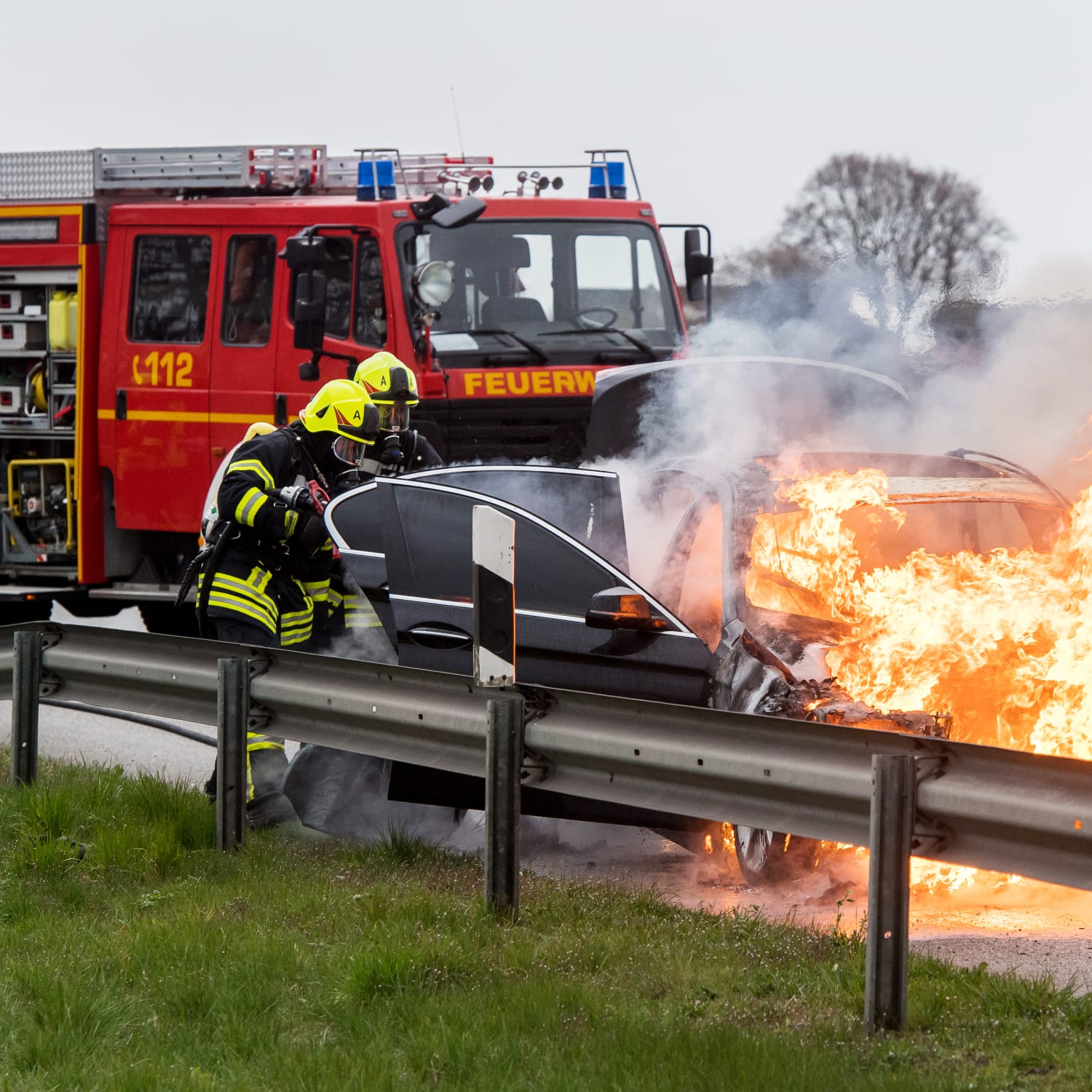 E-Auto lÃ¶schen: So lÃ¶scht die Feuerwehr Elektroautos | ADAC